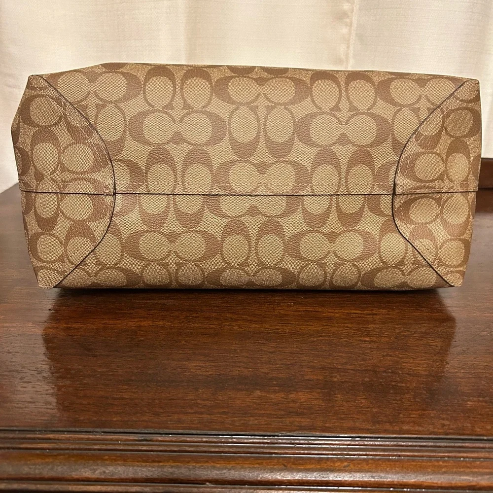 Coach Tan Khaki and Red Strawberry City Tote with Matching Zip Around Wallet NWT - Picture 6 of 8